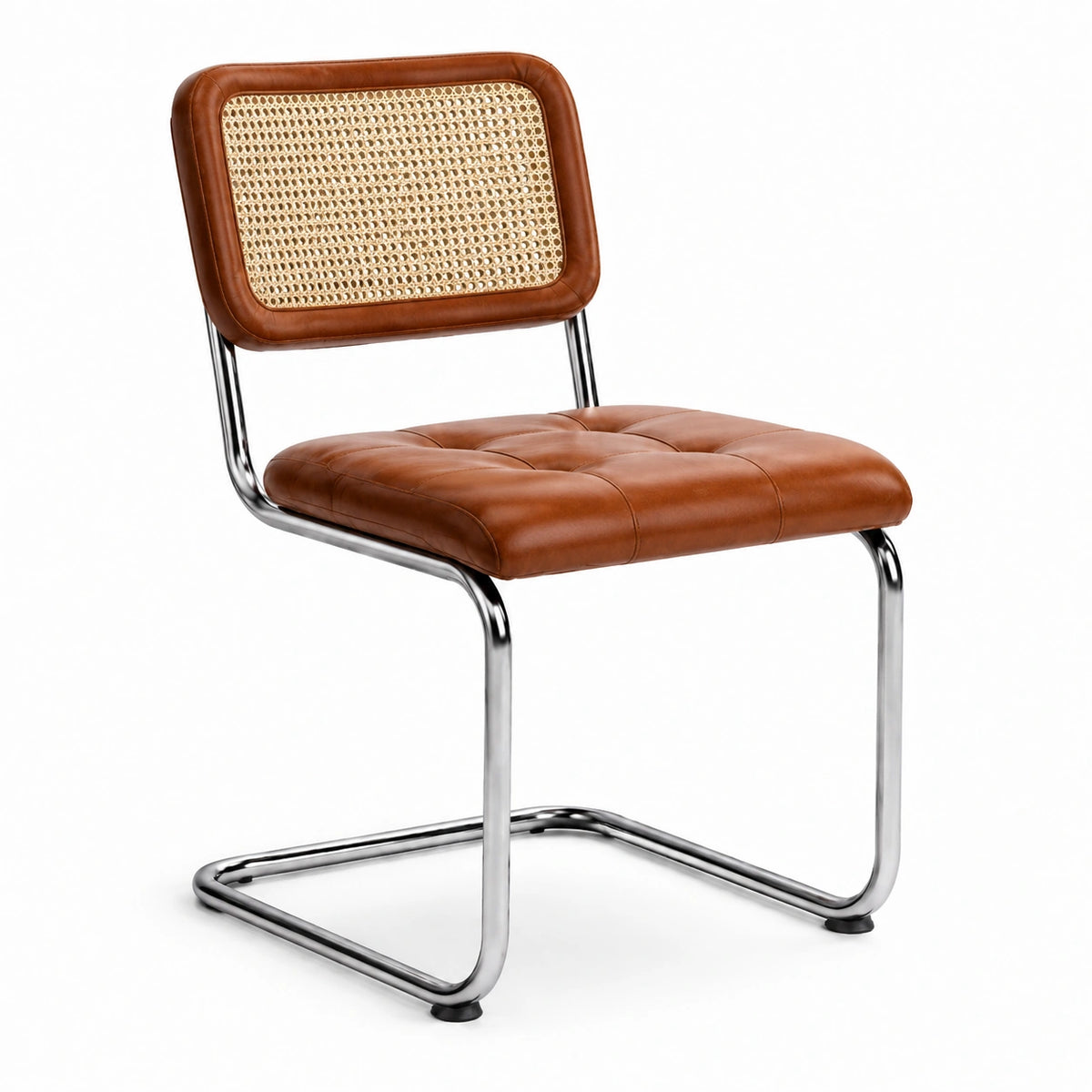 Chaise en cuir marron avec dossier en rotin et structure en métal